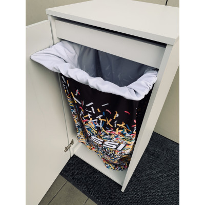 Bezpieczna zamykana szafka na dokumenty z workiem i ramką na worek